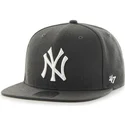 gorra-plana-negra-snapback-de-new-york-yankees-mlb-captain-de-47-brand