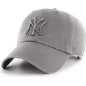 gorra-curva-gris-con-logo-gris-de-new-york-yankees-mlb-clean-up-de-47-brand