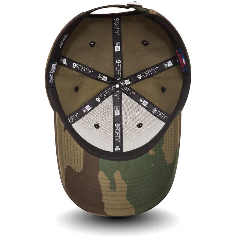 kurvad-keps-kamouflage-med-svart-logotyp-justerbar-9forty-essential-fran-new-york-yankees-mlb-av-new-era