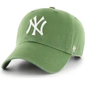 czapka-z-zakrzywionym-daszkiem-w-kolorze-zielonym-paproci-new-york-yankees-mlb-clean-up-od-47-brand