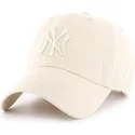 gorra-curva-crema-con-logo-crema-de-new-york-yankees-mlb-clean-up-de-47-brand