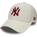 casquette-courbee-blanche-snapback-avec-logo-grenat-9fifty-nylon-pre-curved-fit-new-york-yankees-mlb-new-era