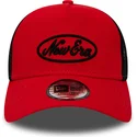 casquette-trucker-rouge-et-noire-oval-script-a-frame-new-era