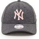 gorra-curva-gris-ajustable-con-logo-rosa-9forty-tech-jersey-de-new-york-yankees-mlb-de-new-era