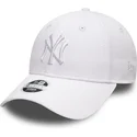 biala-regulowana-czapka-z-zakrzywionym-daszkiem-z-bialym-logo-9forty-league-essential-new-york-yankees-mlb-new-era