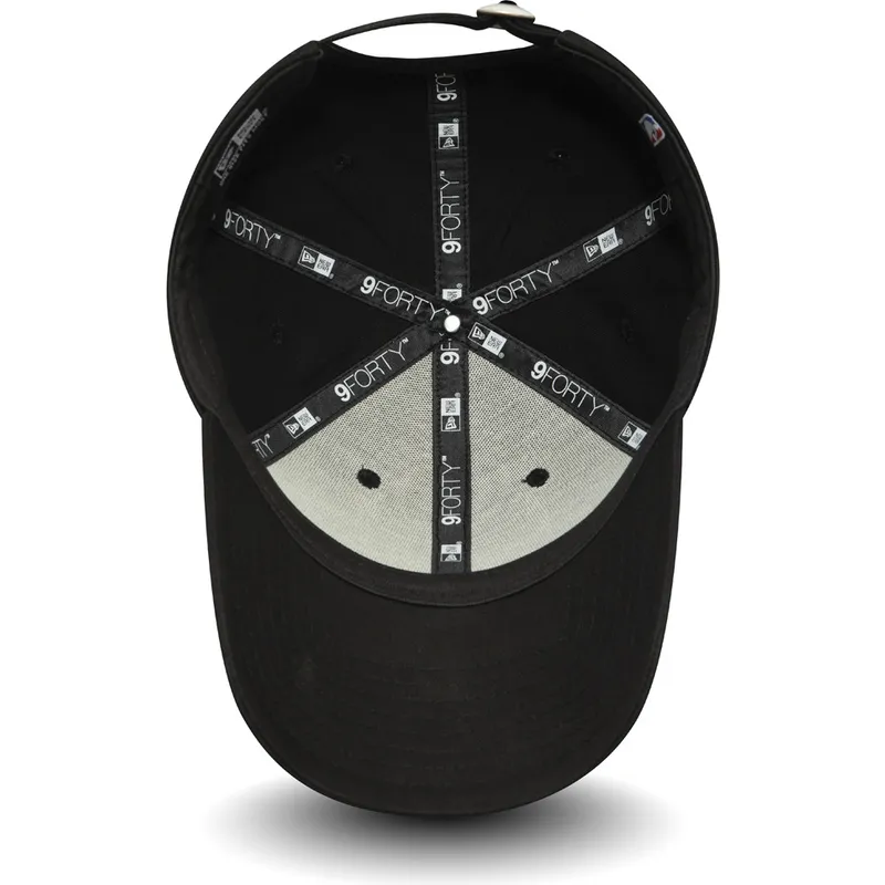 czarna-regulowana-czapka-z-zakrzywionym-daszkiem-z-bialym-logo-9forty-league-essential-chicago-bulls-nba-new-era