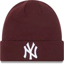 gorro-granate-cuff-beanie-league-essential-de-new-york-yankees-mlb-de-new-era