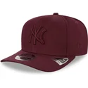 gorra-curva-granate-snapback-con-logo-granate-9fifty-stretch-snap-de-new-york-yankees-mlb-de-new-era