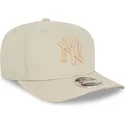 gorra-curva-beige-snapback-9fifty-stretch-snap-league-essential-de-new-york-yankees-mlb-de-new-era