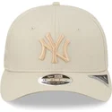 gorra-curva-beige-snapback-9fifty-stretch-snap-league-essential-de-new-york-yankees-mlb-de-new-era