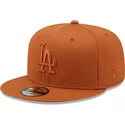 gorra-plana-marron-snapback-con-logo-marron-9fifty-league-essential-de-los-angeles-dodgers-mlb-de-new-era