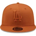 gorra-plana-marron-snapback-con-logo-marron-9fifty-league-essential-de-los-angeles-dodgers-mlb-de-new-era