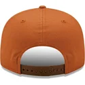 gorra-plana-marron-snapback-con-logo-marron-9fifty-league-essential-de-los-angeles-dodgers-mlb-de-new-era