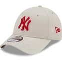 bezowa-regulowana-czapka-z-zakrzywionym-daszkiem-z-czerwonym-logo-9forty-league-essential-new-york-yankees-mlb-new-era