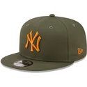 new-era-flat-brim-orange-logo-9fifty-league-essential-new-york-yankees-mlb-green-snapback-cap