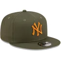 new-era-flat-brim-orange-logo-9fifty-league-essential-new-york-yankees-mlb-green-snapback-cap