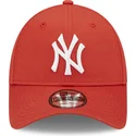 casquette-courbee-rouge-fonce-ajustable-9forty-league-essential-new-york-yankees-mlb-new-era