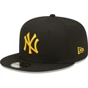 gorra-plana-negra-snapback-con-logo-amarillo-9fifty-league-essential-de-new-york-yankees-mlb-de-new-era