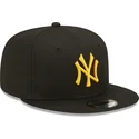 gorra-plana-negra-snapback-con-logo-amarillo-9fifty-league-essential-de-new-york-yankees-mlb-de-new-era