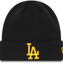 gorro-negro-con-logo-amarillo-league-essential-cuff-de-los-angeles-dodgers-mlb-de-new-era