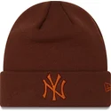 gorro-marron-con-logo-marron-league-essential-cuff-de-new-york-yankees-mlb-de-new-era