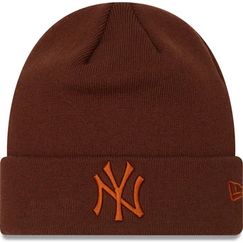 Gorro marrón con logo marrón League Essential Cuff de New York Yankees MLB de New Era