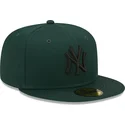dunkelgrune-eng-anliegende-59fifty-league-essential-cap-der-new-york-yankees-mlb-von-new-era