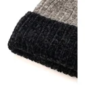 gorro-negro-y-gris-con-pompon-para-mujer-de-puma