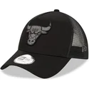 svart-truckerkeps-med-svart-logotyp-9forty-a-frame-tonal-fran-chicago-bulls-nba-av-new-era