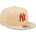 gorra-plana-beige-snapback-9fifty-league-essential-de-new-york-yankees-mlb-de-new-era