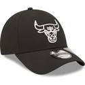 czarna-zakrzywiona-czapka-regulowana-9forty-repreve-monochrom-chicago-bulls-nba-od-new-era