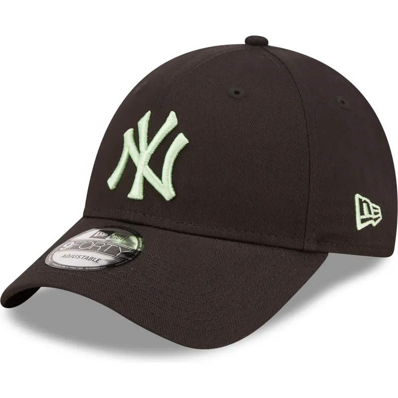 svart-justerbar-kurvad-keps-med-gront-logo-9forty-league-essential-fran-new-york-yankees-mlb-av-new-era