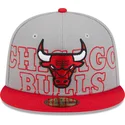 gorra-plana-gris-y-roja-ajustada-59fifty-draft-edition-2023-de-chicago-bulls-nba-de-new-era