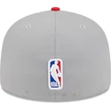 gorra-plana-gris-y-roja-ajustada-59fifty-draft-edition-2023-de-chicago-bulls-nba-de-new-era