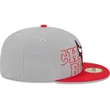 gorra-plana-gris-y-roja-ajustada-59fifty-draft-edition-2023-de-chicago-bulls-nba-de-new-era