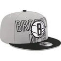 gorra-plana-gris-y-negra-snapback-9fifty-draft-edition-2023-de-brooklyn-nets-nba-de-new-era