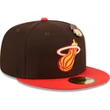 gorra-plana-marron-y-roja-ajustada-59fifty-the-elements-fire-pin-de-miami-heat-nba-de-new-era