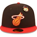 gorra-plana-marron-y-roja-ajustada-59fifty-the-elements-fire-pin-de-miami-heat-nba-de-new-era