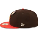 gorra-plana-marron-y-roja-ajustada-59fifty-the-elements-fire-pin-de-miami-heat-nba-de-new-era