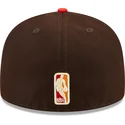 gorra-plana-marron-y-roja-ajustada-59fifty-the-elements-fire-pin-de-miami-heat-nba-de-new-era