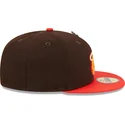 gorra-plana-marron-y-roja-ajustada-59fifty-the-elements-fire-pin-de-miami-heat-nba-de-new-era