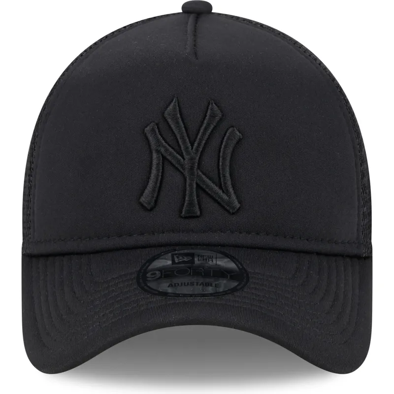 svart-truckerkeps-med-svart-logotyp-9forty-a-frame-all-day-trucker-fran-new-york-yankees-mlb-av-new-era