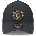 casquette-courbee-noire-ajustable-avec-logo-dore-9forty-manchester-united-football-club-premier-league-new-era