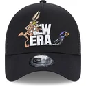 gorra-trucker-negra-a-frame-de-coyote-y-correcaminos-looney-tunes-de-new-era