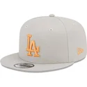 gorra-plana-beige-snapback-con-logo-naranja-9fifty-side-patch-de-los-angeles-dodgers-mlb-de-new-era