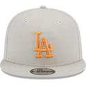 gorra-plana-beige-snapback-con-logo-naranja-9fifty-side-patch-de-los-angeles-dodgers-mlb-de-new-era