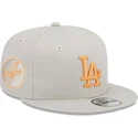 gorra-plana-beige-snapback-con-logo-naranja-9fifty-side-patch-de-los-angeles-dodgers-mlb-de-new-era