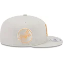 gorra-plana-beige-snapback-con-logo-naranja-9fifty-side-patch-de-los-angeles-dodgers-mlb-de-new-era