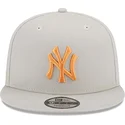 gorra-plana-beige-snapback-con-logo-naranja-9fifty-side-patch-de-new-york-yankees-mlb-de-new-era