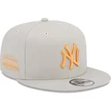 gorra-plana-beige-snapback-con-logo-naranja-9fifty-side-patch-de-new-york-yankees-mlb-de-new-era